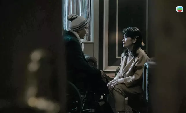 在阮浩棕追問下，韓馬利聲稱自己殺人，鄭子誠堅持頂罪，但被譚坤倫在門外偷聽。