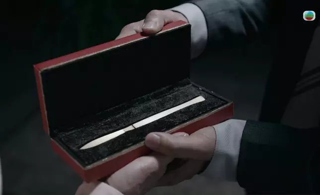 鄭子誠於劇中對韓馬利至死不渝，送上極具紀念價值的手術刀，作為定情信物。