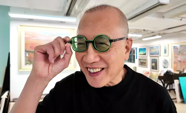 簡單如一副眼鏡，都可以突破死板。