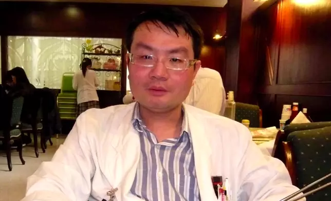 蔡伯羌原是年青有為的醫生。