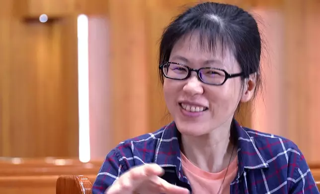雖然日子過得苦，其其仍竭力笑著面對，訪談期間盡是從容。