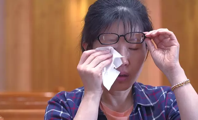 談到兒子受過的委屈，其其的眼淚終於藏不住。