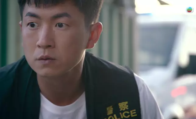 吳若希伏屍草地，馬貫東非常驚訝，韋家雄則進行初步驗屍。