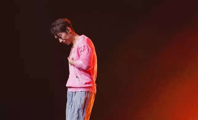 安仔唱到《一千次日落》時感觸落淚。