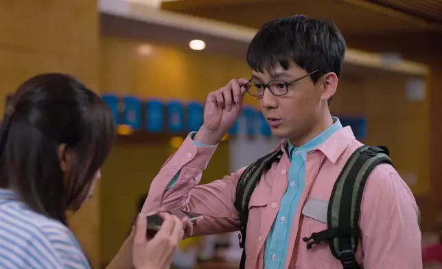 Arthur嘅「宅男Look」毫無違和感。