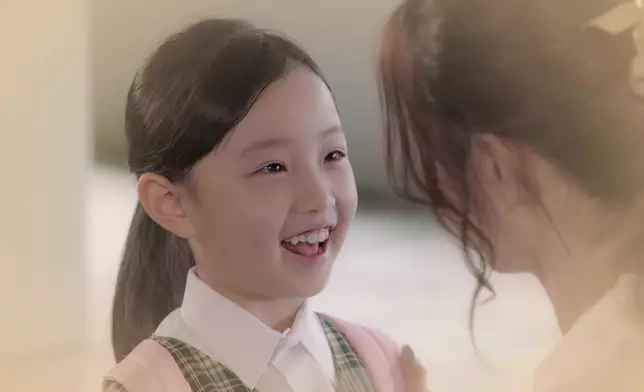 顏詩宇飾演童年版唐芯。