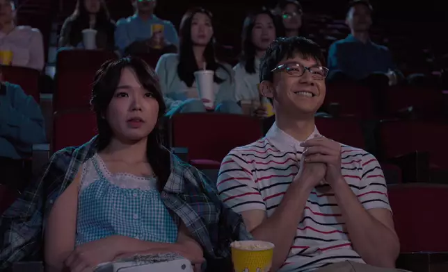 同女仔睇戲咁開心，Arthur個樣冧爆。