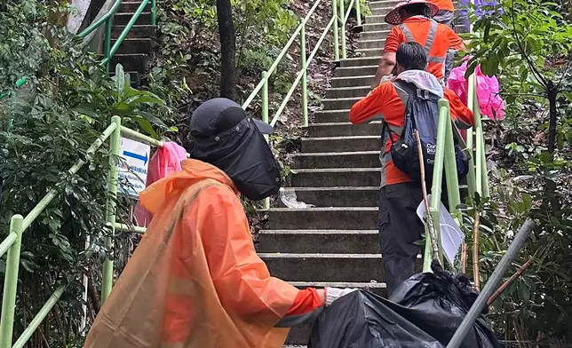 各部門人員及工友於大雨下謹守崗位，如期完成清理行動。民政事務總署FB