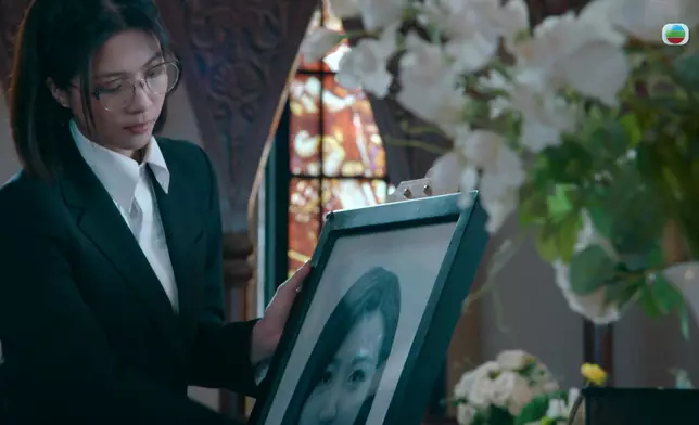 陳曉華為吳若希整理遺容。