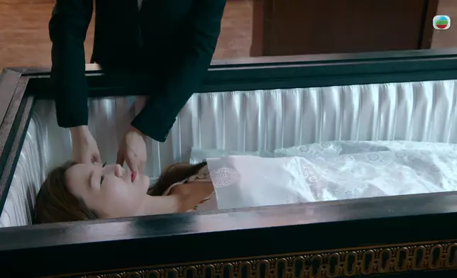 陳曉華為吳若希整理遺容。