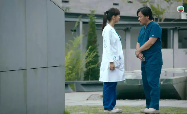 韋家雄最初不准陳曉華為吳若希解剖，但在陳熹潼游說下，韋家雄改變主意，批准陳曉華執刀。