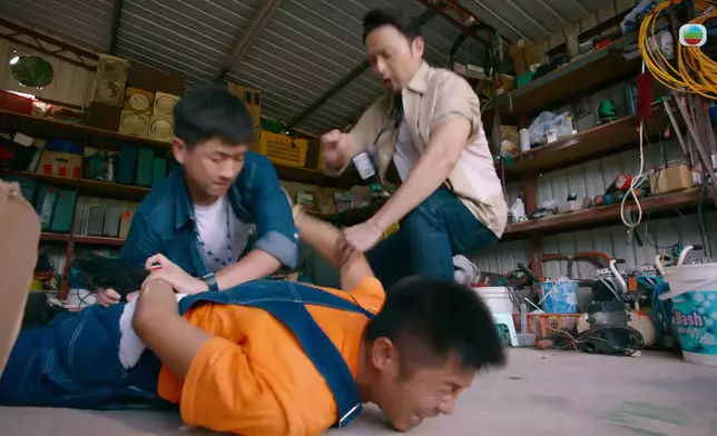 陳曉華路祭吳若希時遇見方紹聰，但跟蹤期間被對方發現及捉到貨倉，與韓馬利和阮浩棕一齊被困，幸馬貫東及時趕到，上演英雄救美一幕。
