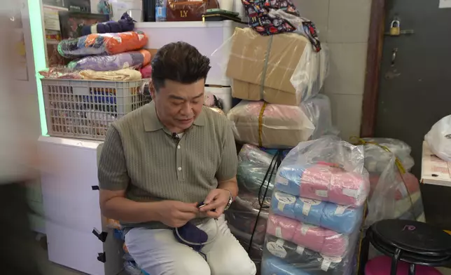 祥師兄嘗試編織。