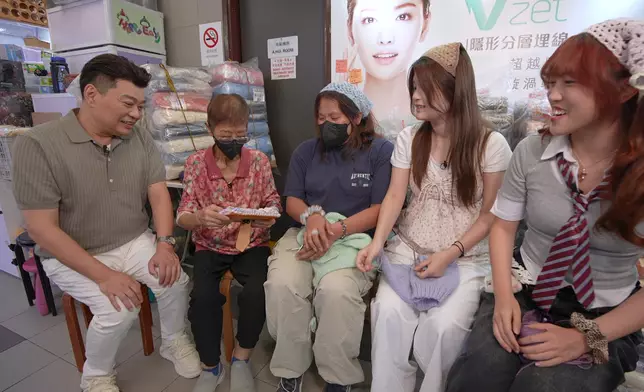 鄧婆婆收到禮物後相當感動。