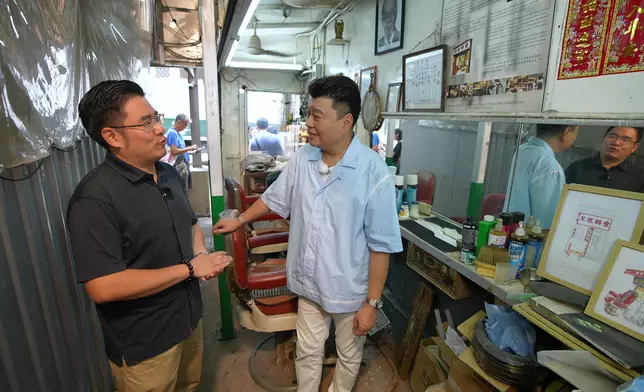 Mark形容港式理髮店特色就係師傅要「一腳踢」。