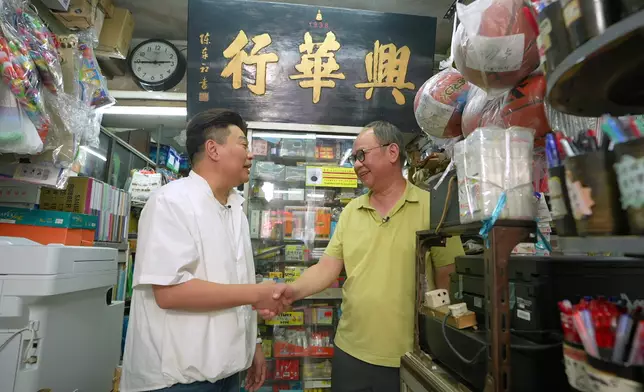 祥師兄見到「懷舊文具店」，即勾起許多童年回憶。