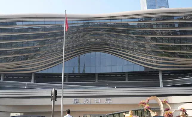 新皇崗口岸大樓。巴士的報記者攝