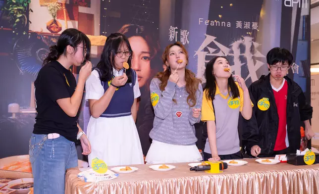 Feanna與觀眾比賽鬥快食炸雞。