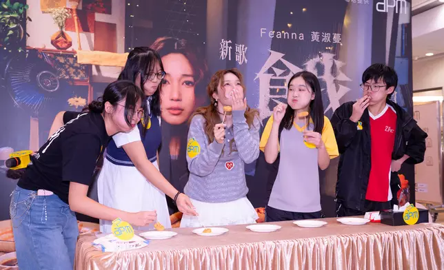 Feanna與觀眾比賽鬥快食炸雞。