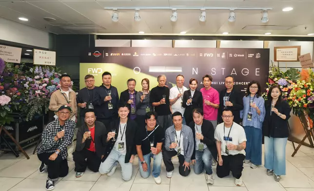 不少圈中好友到場支持。