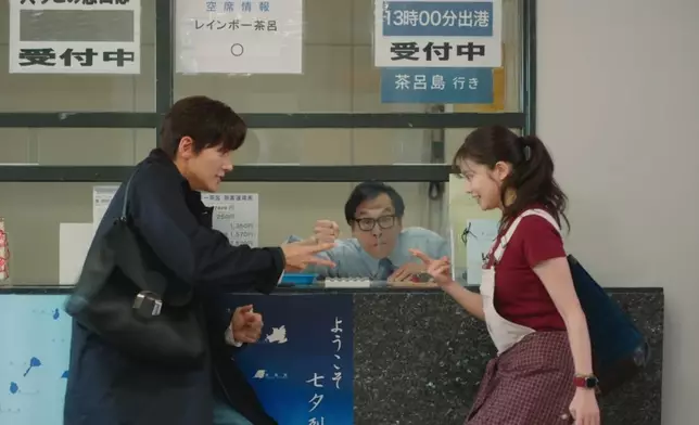 《愛上草莓的季節》首集，池昌旭與今田美櫻搞笑相遇。Disney+提供圖片