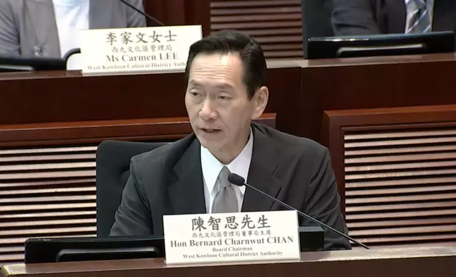 西九文化區管理局董事局主席陳智思出席立法會會議。立法會直播截圖