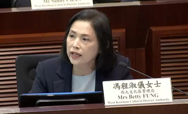 西九文化區行政總裁馮程淑儀出席立法會會議。立法會直播截圖