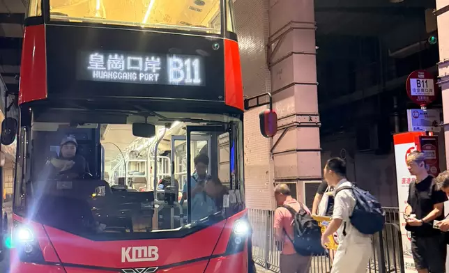 九巴新皇崗口岸路線B11頭班車於5時30分，由天水圍（天富）開出。