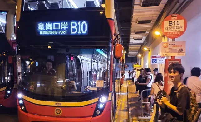 九巴新皇崗口岸路線B10在葵芳葵翠邨開出。