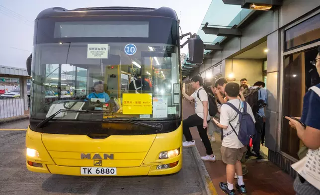 皇巴士終極尾班車於早上6時15分由新田皇巴站開出，吸引大批乘客專程前來送別。