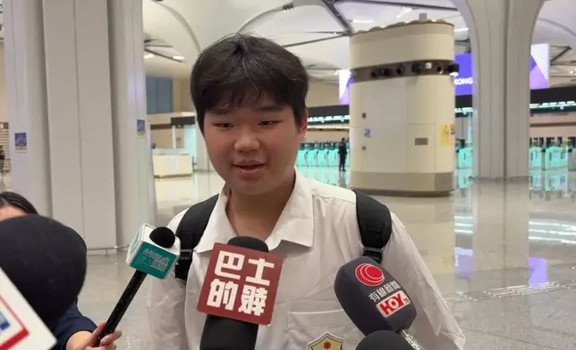 經4樓入境大堂來港的跨境學童楊同學指出，整體通關過程約耗時10分鐘，相較以往流程「方便了、快了」。巴士的報記者攝
