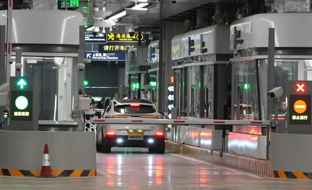 新皇崗口岸跨境車。巴士的報記者攝