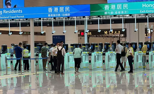 新皇崗口岸出境深圳。巴士的報記者攝