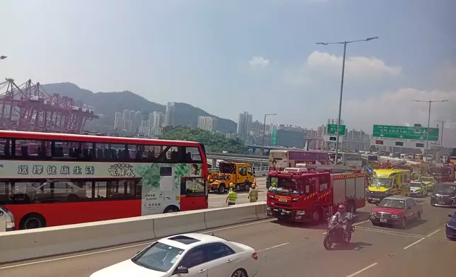 葵涌青葵公路往機場方向路段發生四車相撞意外，牽涉車輛包括3架九巴及一架輕型貨車。FB圖片
