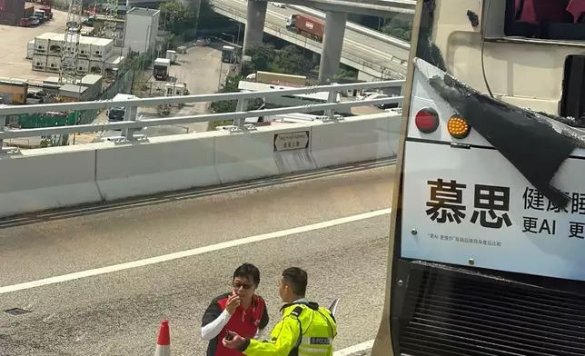 葵涌青葵公路往機場方向路段發生四車相撞意外，牽涉車輛包括3架九巴及一架輕型貨車。FB圖片