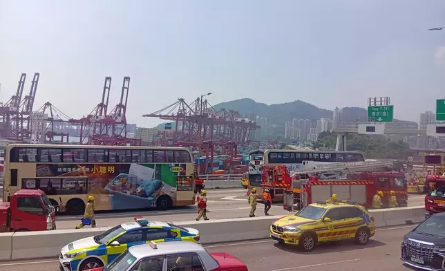 葵涌青葵公路往機場方向路段發生四車相撞意外，牽涉車輛包括3架九巴及一架輕型貨車。FB圖片