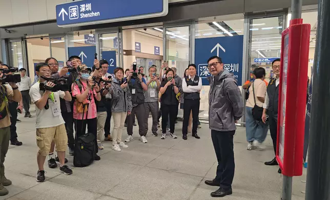 保安局局長鄧炳強早上到場視察皇崗口岸運作情況。巴士的報記者攝