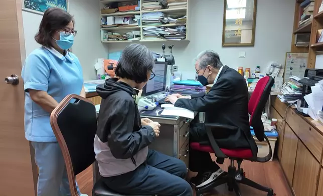 蔡醫生雖年事已高，且需拐杖代步，仍然「朝九晚九」、周一至周六奔波兩間診所看症，希望滿足病人訴求。