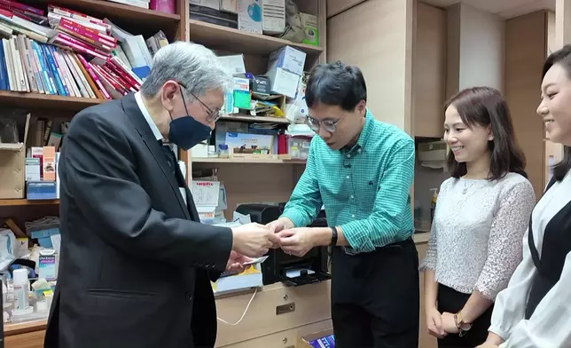 蔡堅醫生咭片上嘅Title密密麻麻，搞到方東昇團隊睇得唔清楚，蔡堅醫生呢個時候就好鬼馬咁遞個放大鏡畀佢哋，好佻皮。