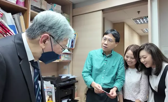蔡堅醫生咭片上嘅Title密密麻麻，搞到方東昇團隊睇得唔清楚，蔡堅醫生呢個時候就好鬼馬咁遞個放大鏡畀佢哋，好佻皮。