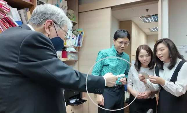 蔡堅醫生咭片上嘅Title密密麻麻，搞到方東昇團隊睇得唔清楚，蔡堅醫生呢個時候就好鬼馬咁遞個放大鏡畀佢哋，好佻皮。