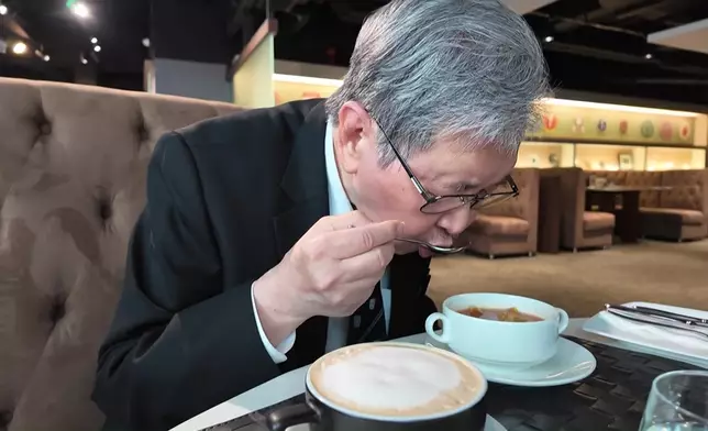 睇吓蔡醫生食嘢食得幾開心。