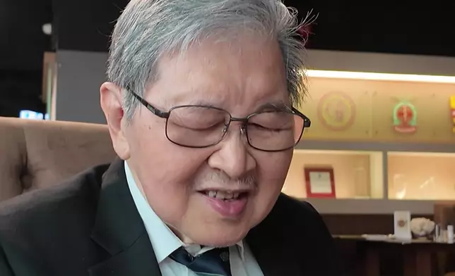 睇吓蔡醫生食嘢食得幾開心。