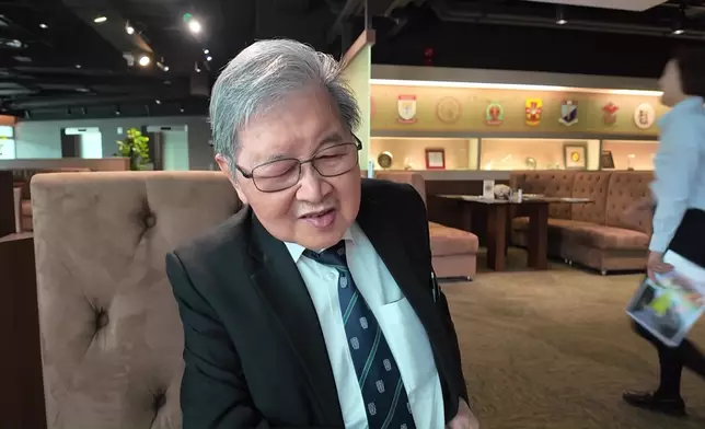 睇吓蔡醫生食嘢食得幾開心。