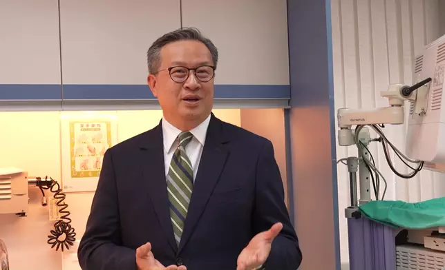 泌尿科黃國田醫生用水喉向鏡頭解說前列腺病人遇到嘅泌尿問題。