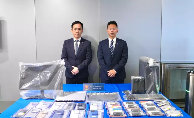 周文軒及戴玉麟向傳媒展示證物。