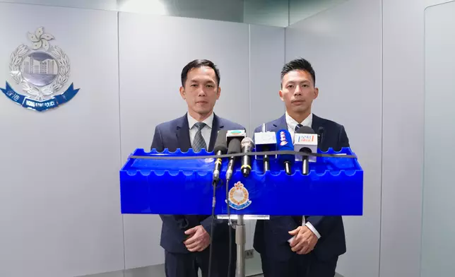 警方有組織罪案及三合會調查科總督察周文軒（左）及總督察戴玉麟（右）向傳媒簡報案情。