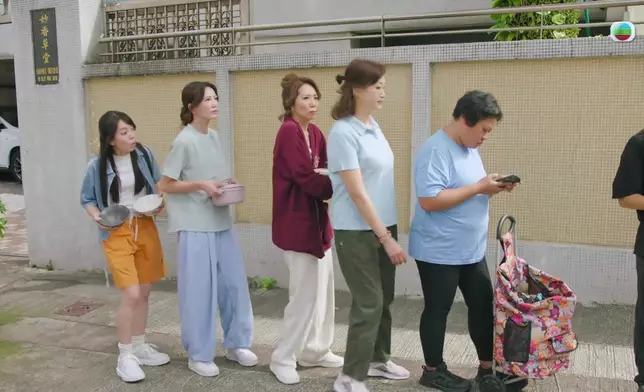 車婉婉一家落街排隊攞水，慘遭師奶打尖兼寸冇男人幫手。