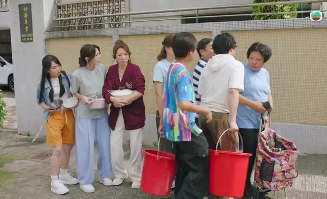 車婉婉一家落街排隊攞水，慘遭師奶打尖兼寸冇男人幫手。