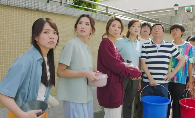 徐榮率領健身室員工托水樽及時出現，車婉婉攞晒彩。
